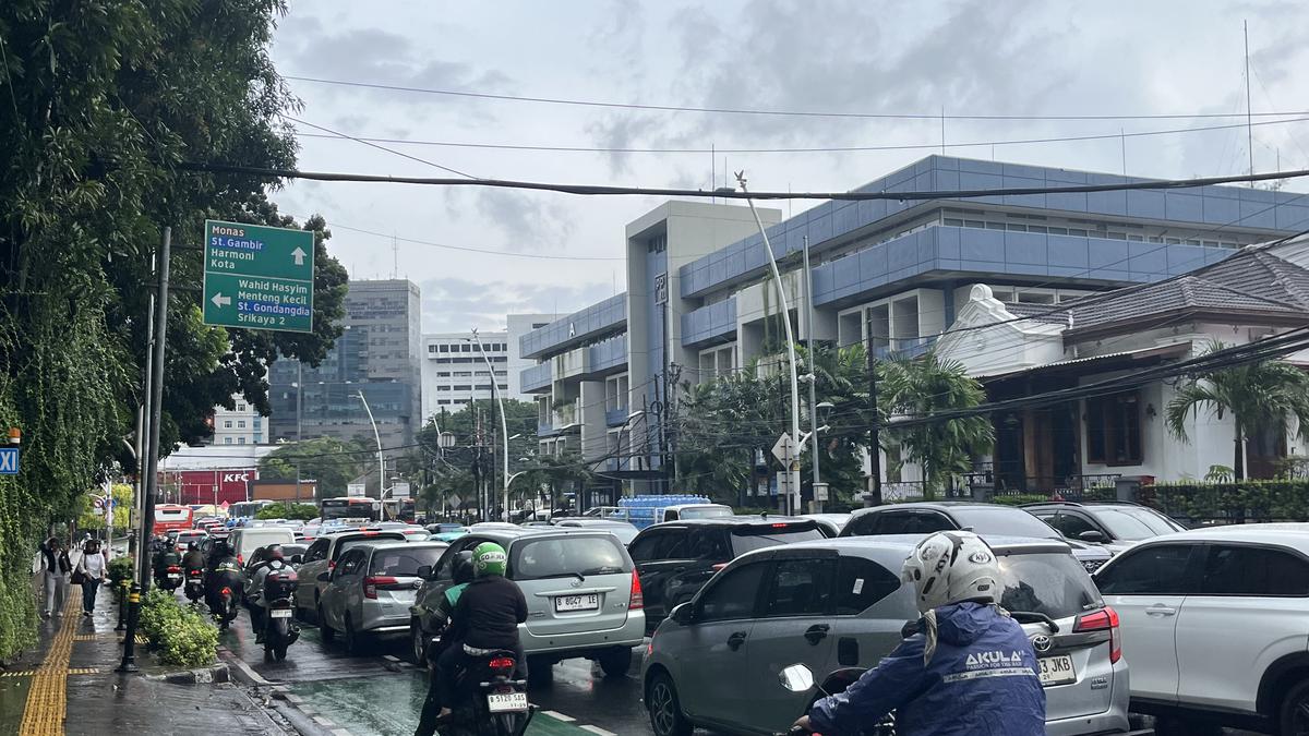 Peringatan Dini Cuaca Ekstrem di Jakarta Hingga 20 Februari 2026